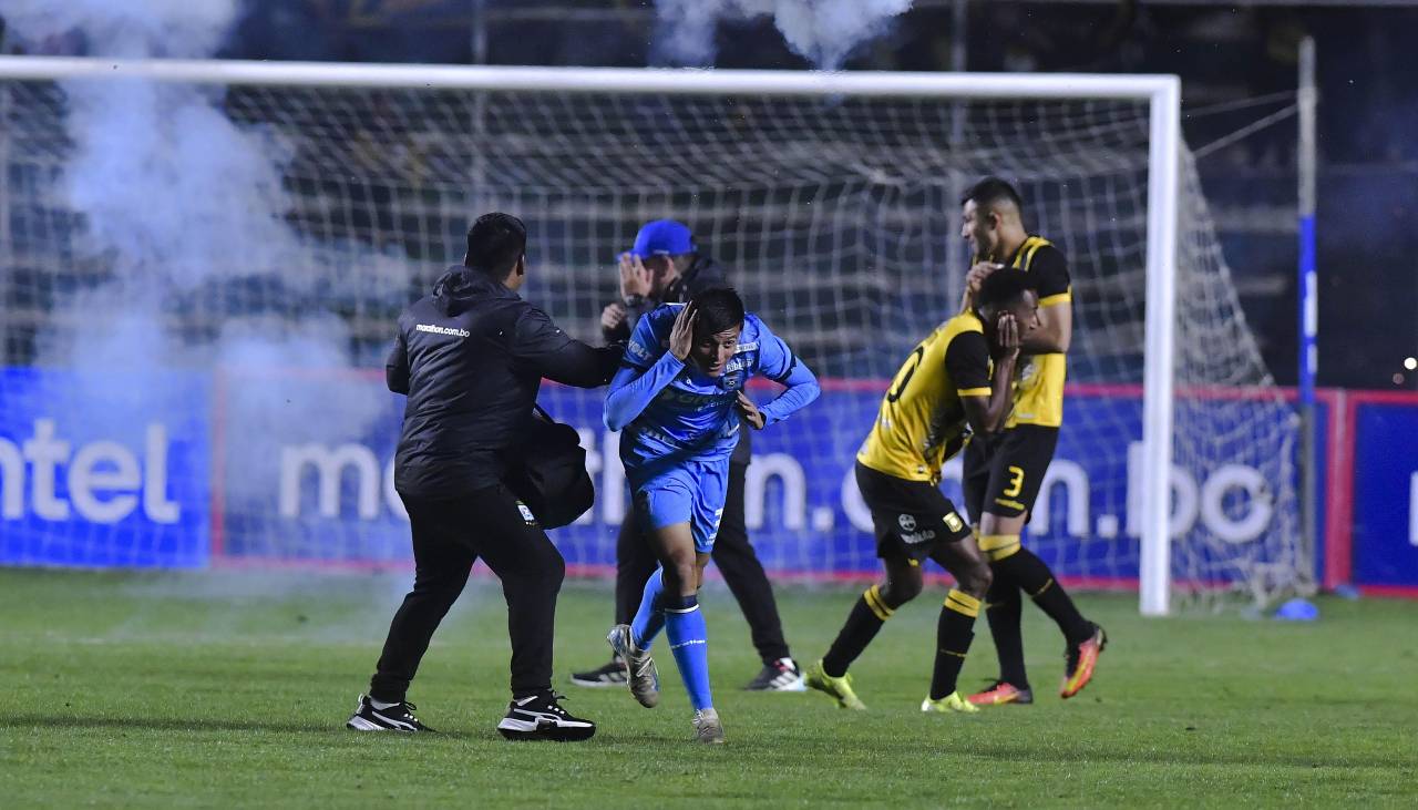 The Strongest jugará sin público seis partidos y debe pagar una multa por bengalas lanzadas en el partido contra Blooming