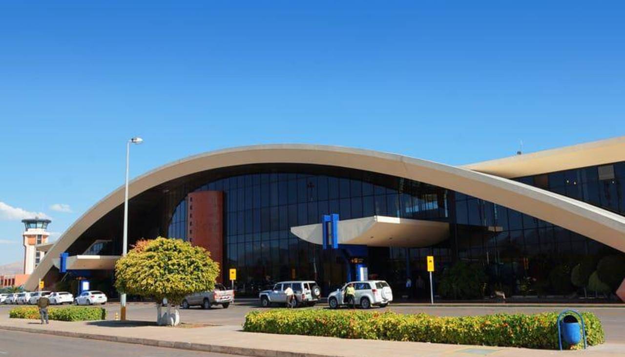 Cochabamba: pasajeros se anotan en lista de espera para viajar en avión y denuncian precios altos