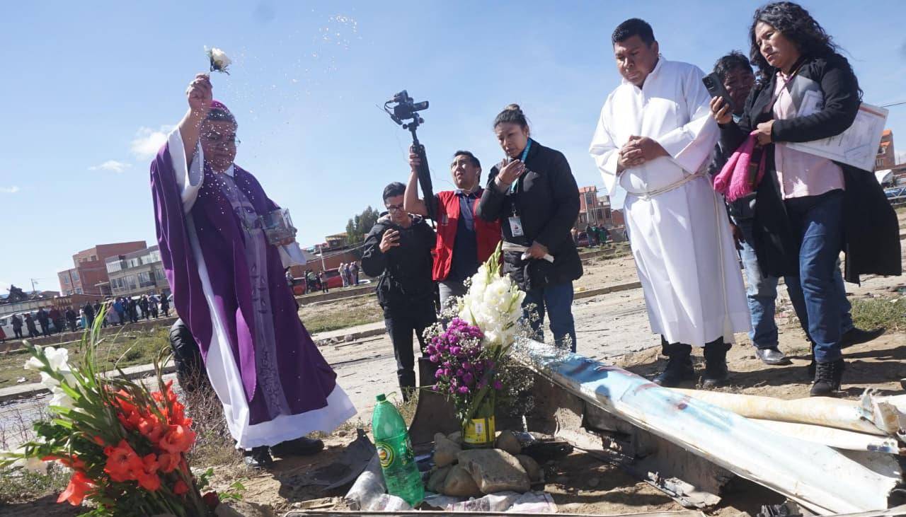“Vimos esparcida la indiferencia frente al sufrimiento de los heridos y muertos”, dice la Iglesia tras la tragedia aérea en El Alto