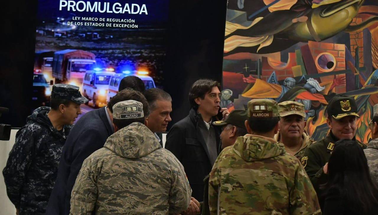 Paz anuncia un plan para retomar la “normalidad” y pide a los militares y policías “actuar con firmeza”, pero respetando la Constitución