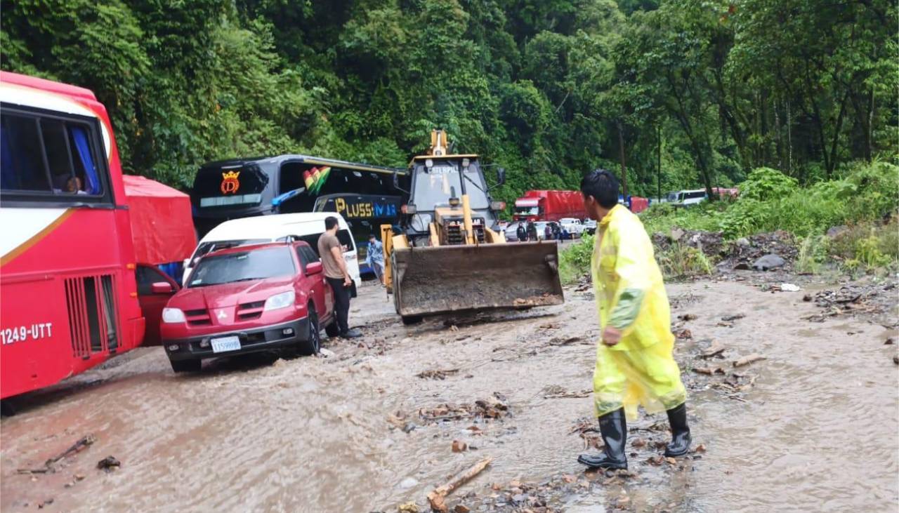 Autorizan salida de buses desde Santa Cruz a Cochabamba tras habilitación de la vía en el trópico