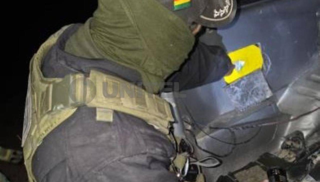 Vehículo fuga en la frontera con Chile y luego queda abandonado; tenía un cargamento oculto de droga 