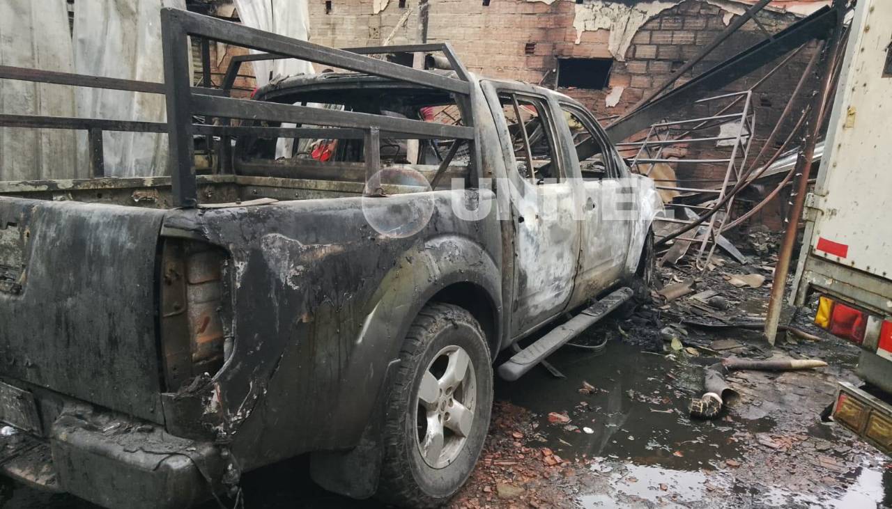 Incendio consumió dos habitaciones y el vehículo de una vivienda en Montero