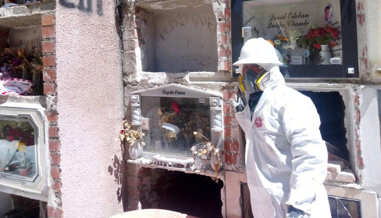 Sale a la luz tercer caso de restos de una víctima del covid que no está en su nicho, en el cementerio de La Paz