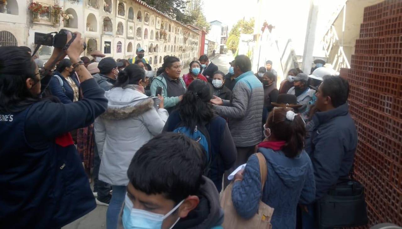 ¿Error de las funerarias? Familiares reclaman por “cambio” de nichos de víctimas de la pandemia en La Paz