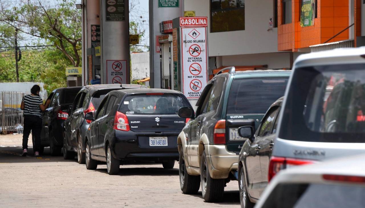 En la previa del fin de semana, las filas en los surtidores del país siguen en medio molestia de los conductores