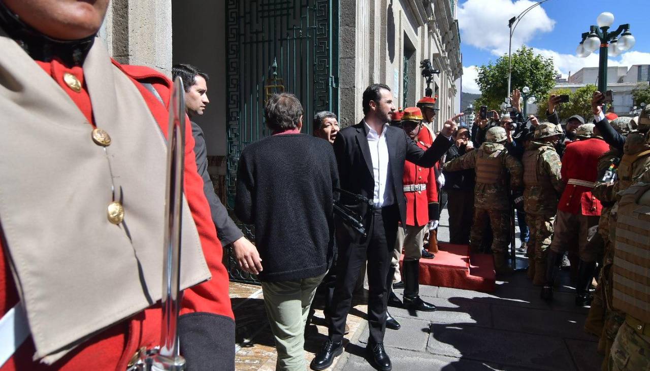 Gobernadores electos llegan a la reunión clave con Paz, en la que se analizará el futuro de las regiones y el plan “50/50”