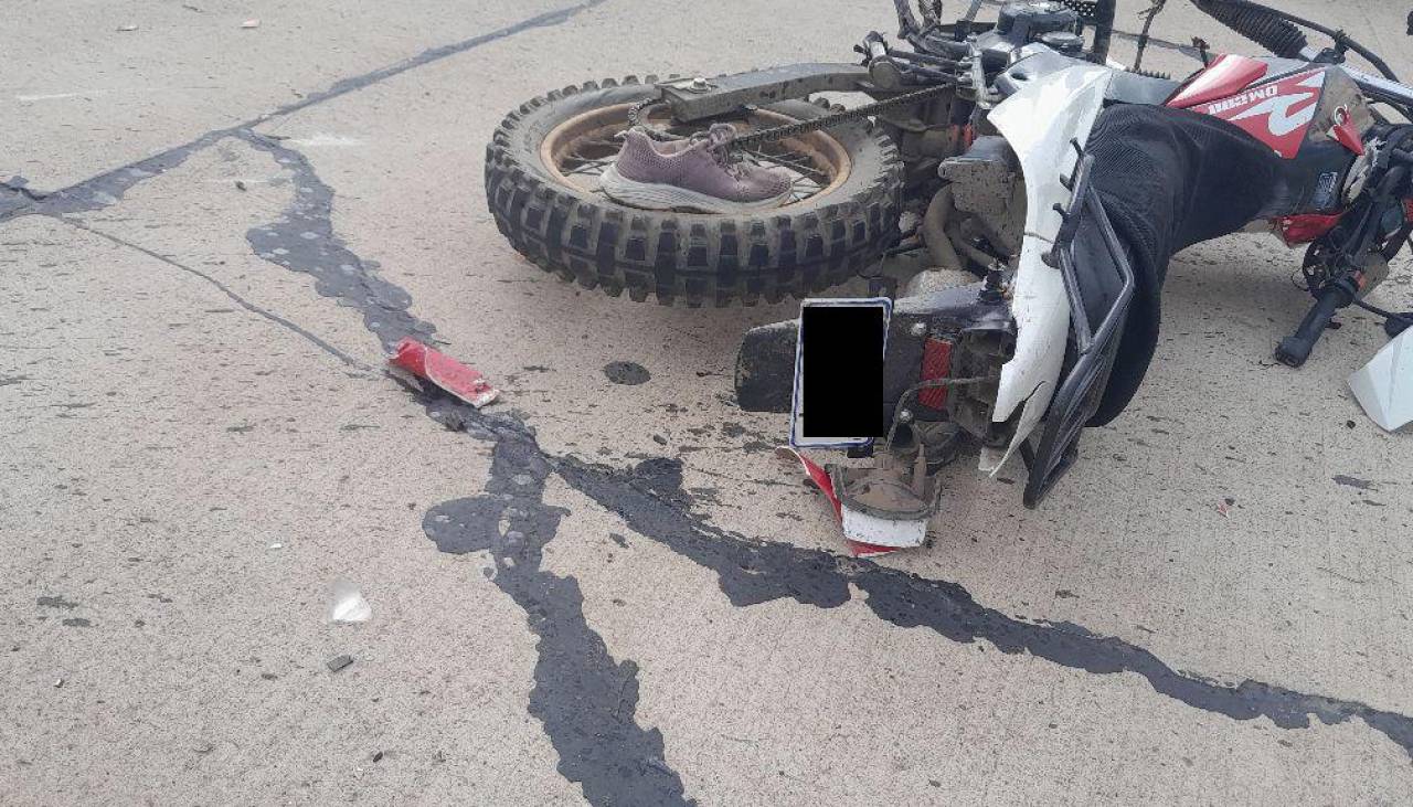 Un camión impacta contra una motocicleta y deja dos mujeres gravemente heridas en Warnes