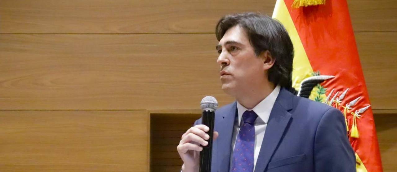 “Se puede abrogar, derogar”: Ministro Zamora contradice al presidente Paz por el decreto del diésel