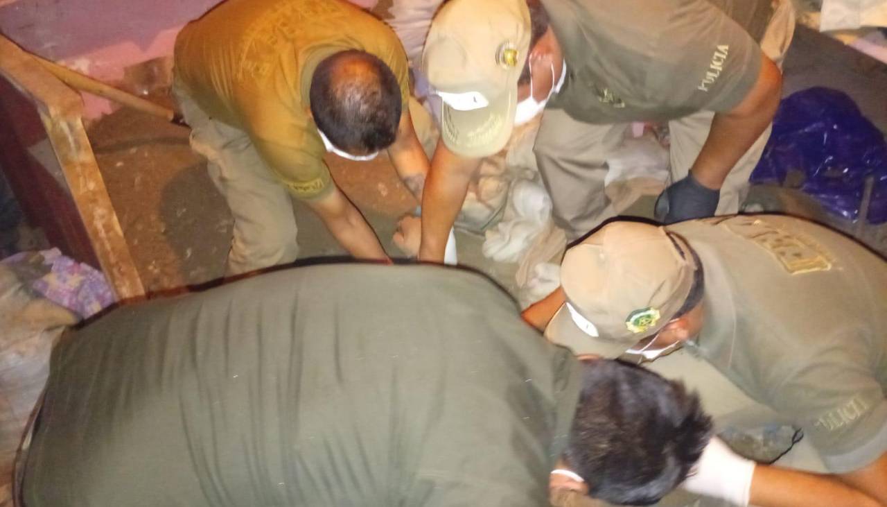 Mató a una mujer, la enterró en su dormitorio y la estaba velando, señala la Policía