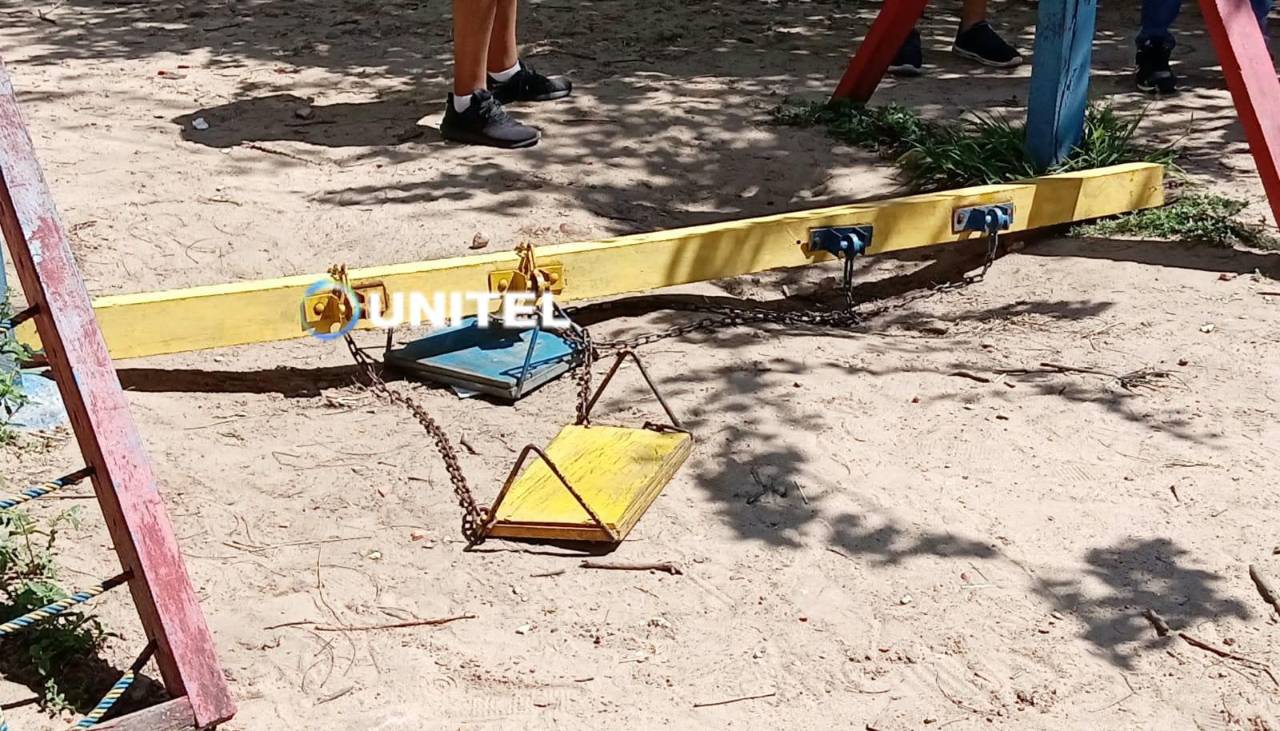 Niña muere tras caerle la madera de una hamaca en un parque de Santa Cruz