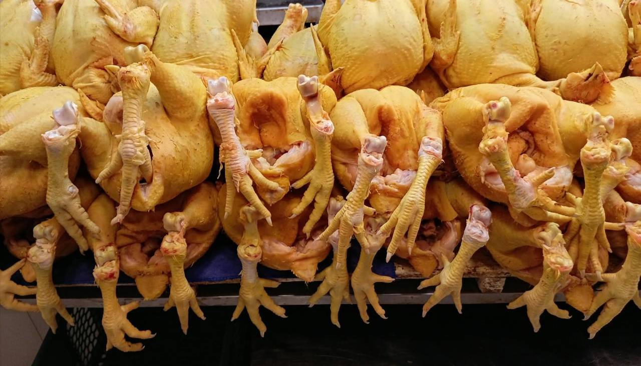 El precio del kilo de pollo baja en el eje central: sepa a cómo se comercializa este viernes 
