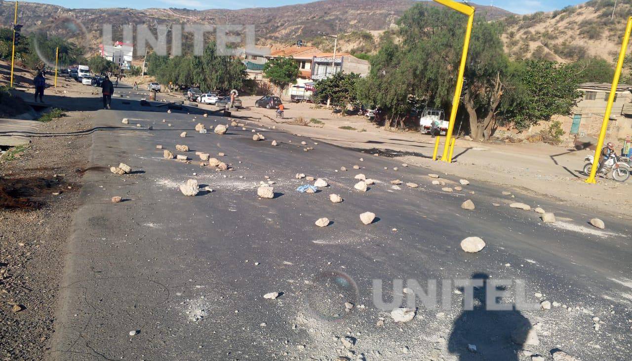 Parotani vuelve a ser bloqueado; los pobladores colocaron piedras en la carretera