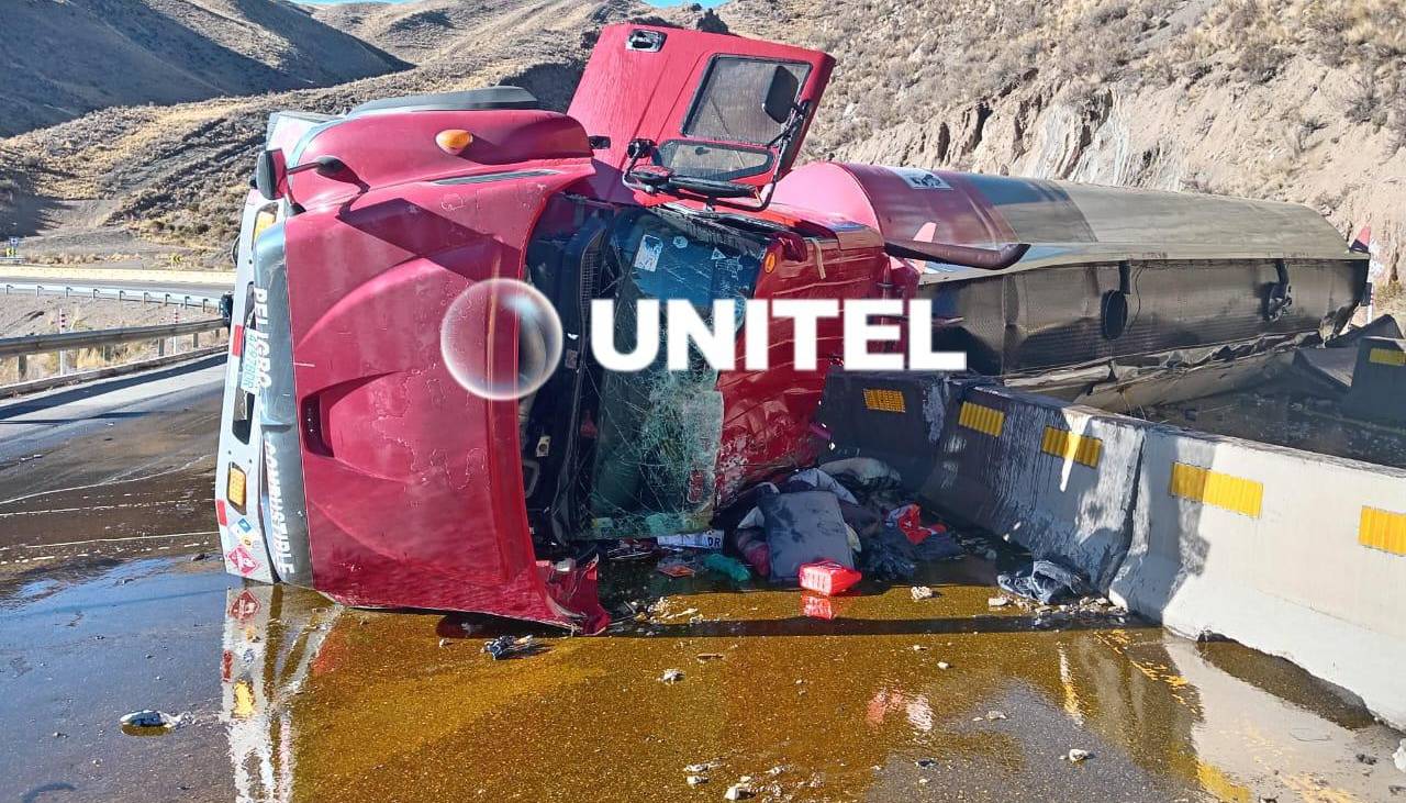 Camión cisterna sufre accidente y derrama combustible sobre la carretera Oruro-Cochabamba