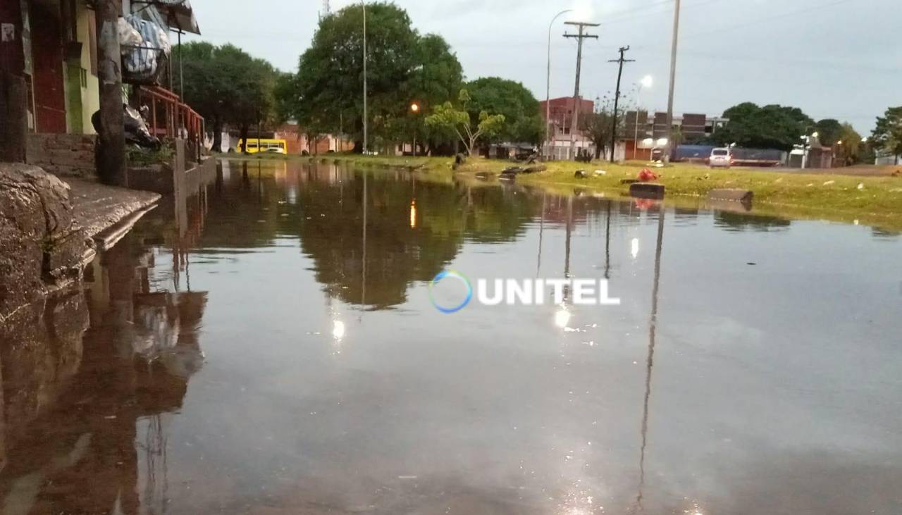 Intensa lluvia inunda las calles y avenidas de Santa Cruz de la Sierra; hay canales que están a punto de rebalsar