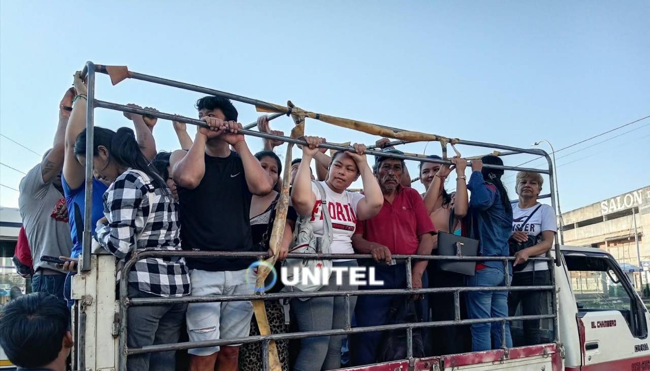 Camionetas, largas esperas y recorridos por tramos, así se trasladan los pasajeros ante el paro de transporte en Santa Cruz
