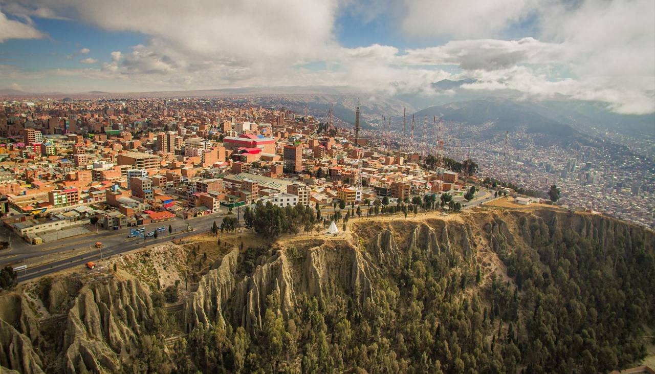 Un hombre muere al caer de un mirador cuando consumía alcohol; la mujer que estaba con él no aparece, señala la Policía 