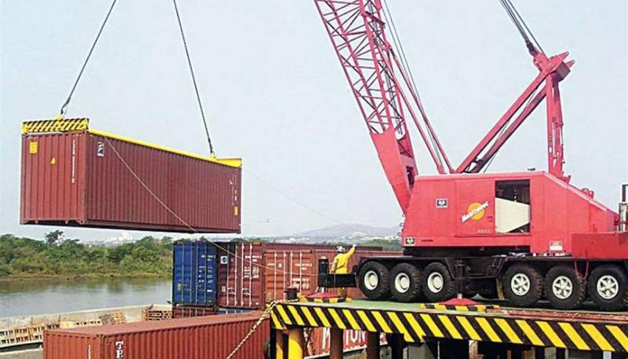 En medio de la crisis, Puerto Aguirre denuncia que la Aduana le impide descargar combustibles