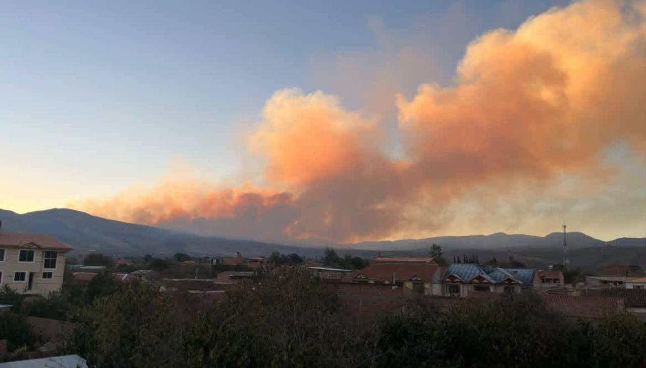 Voraz incendio en Mizque consumió unas tres viviendas, cientos de hectáreas de cultivos y hasta sistemas de riego