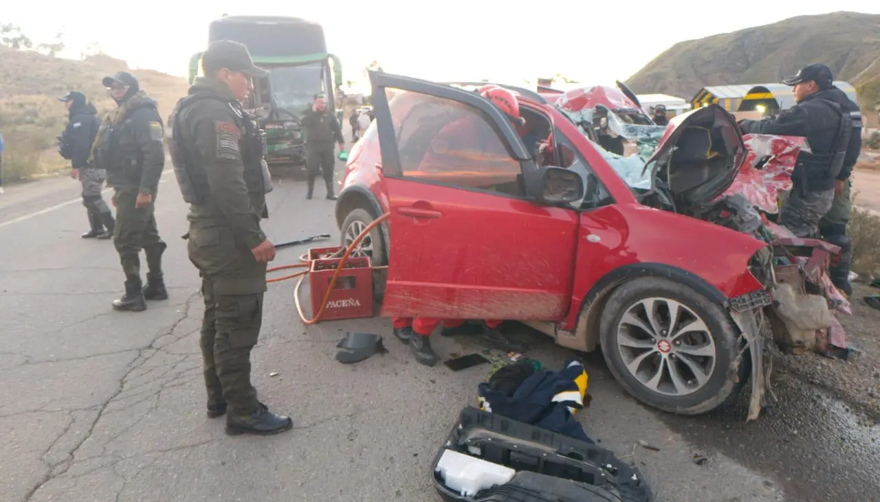 Un muerto tras choque entre un vehículo y un bus en la carretera Potosí - Sucre