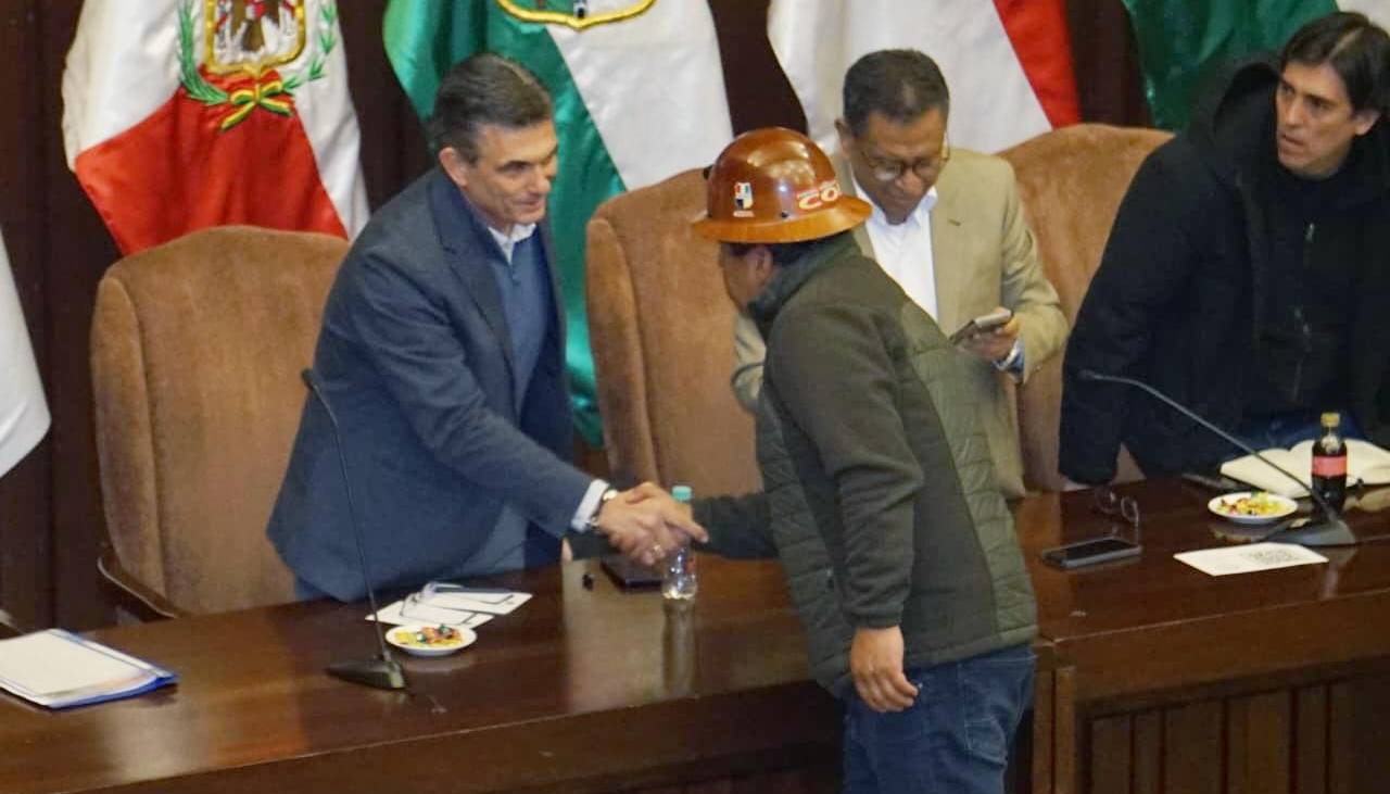 Arranca diálogo COB - Gobierno con presencia del presidente Paz y Argollo, dirigente de los trabajadores