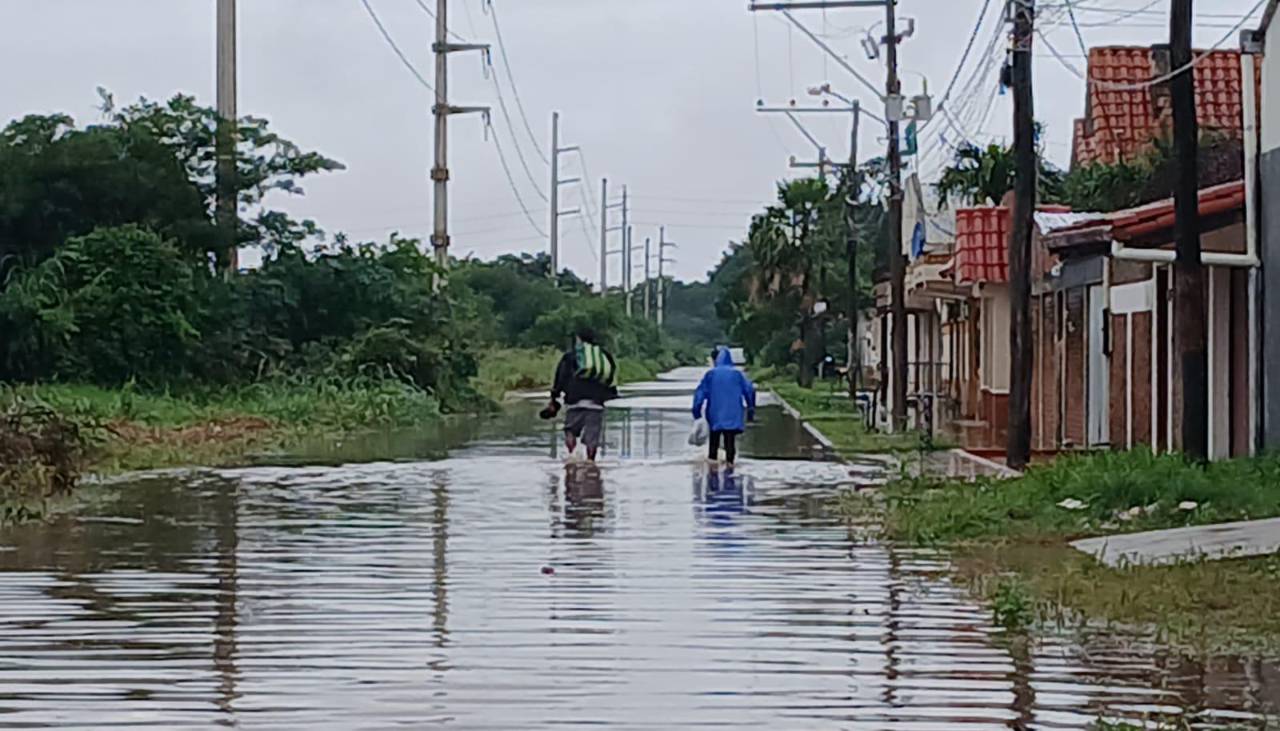 Tras intensa lluvia, agua llegó hasta las rodillas en varias zonas de la capital cruceña 