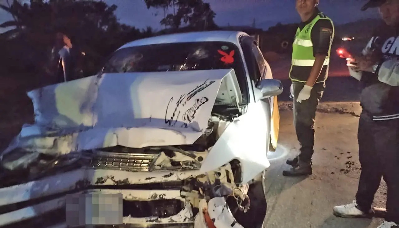 Un muerto y una mujer herida tras el impacto de un vehículo contra una volqueta