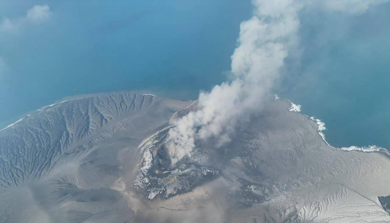 Reabren varios aeropuertos de Indonesia tras crisis aérea por erupción volcánica