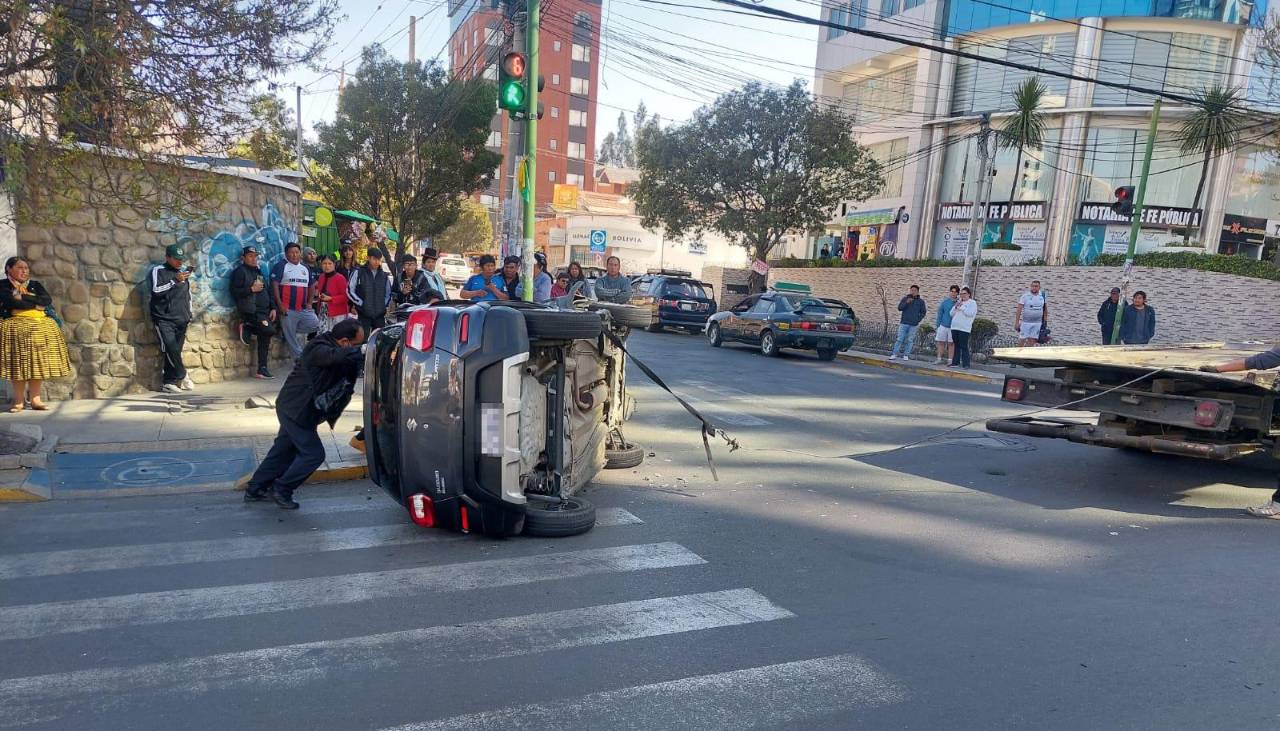 Un vehículo queda volcado tras ser chocado por otro motorizado dejando tres heridos, se presume que uno se pasó la luz en rojo