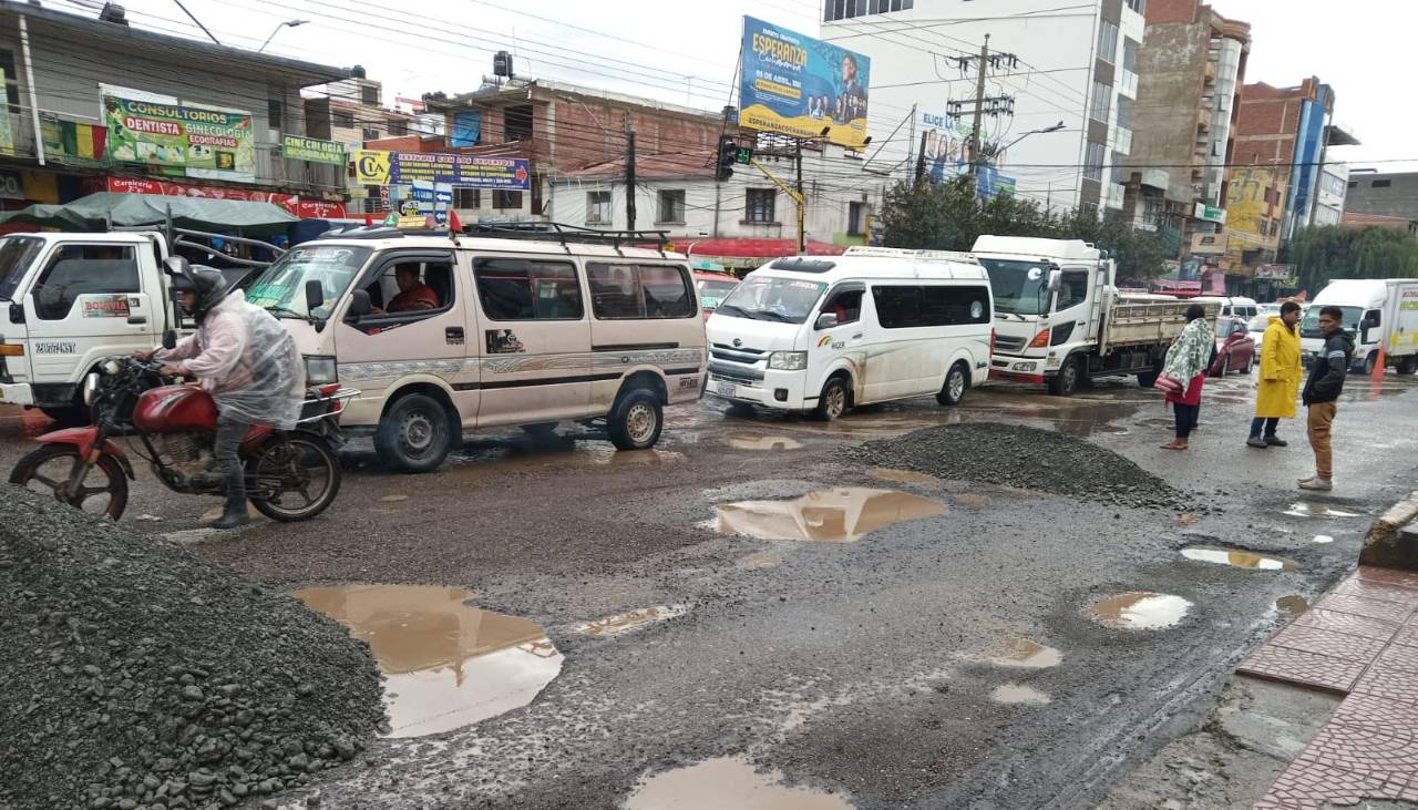 Transportistas de Quillacollo optan por arrojar tierra para cubrir los huecos que hay en las calles