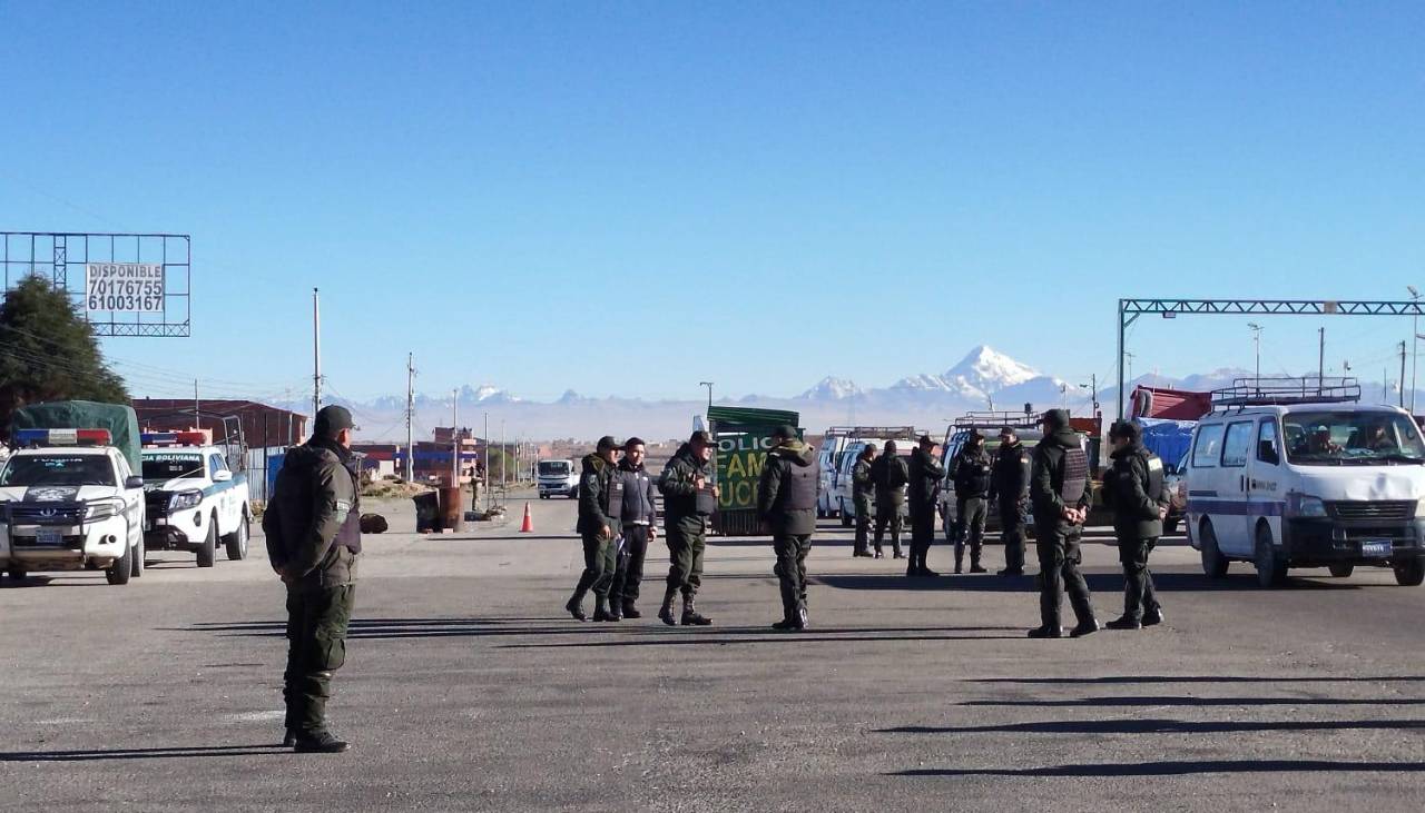 Policías y militares se despliegan en carreteras de La Paz ante el anuncio de marcha evista