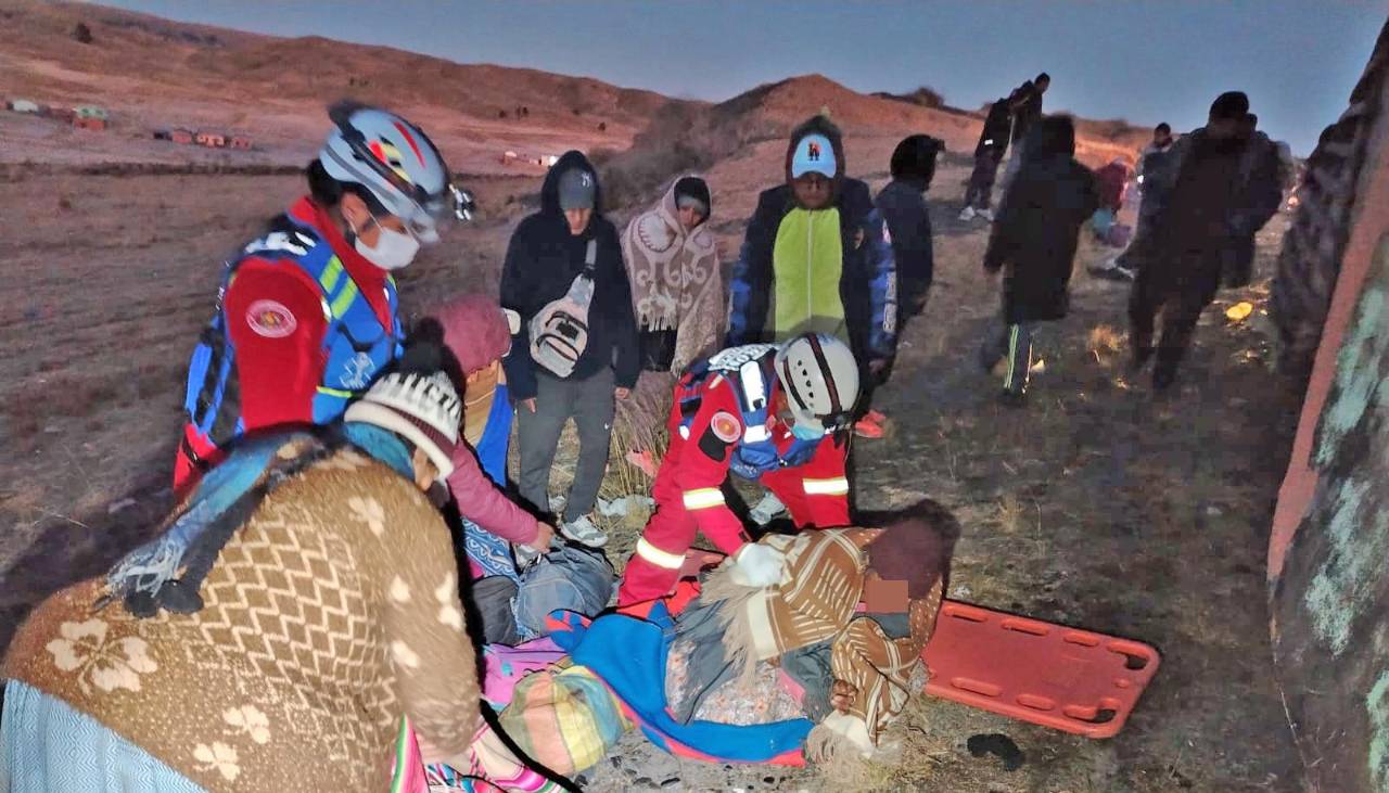 “Exceso de velocidad del chofer y se ha dormido”, dice pasajero del bus que volcó en la ruta El Alto – Copacabana