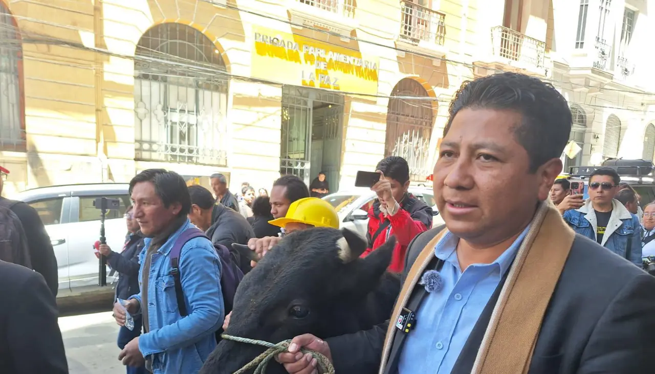 Leopoldo Chui llega con un toro al Legislativo para respaldar una consulta para reducir el salario de los diputados y senadores 