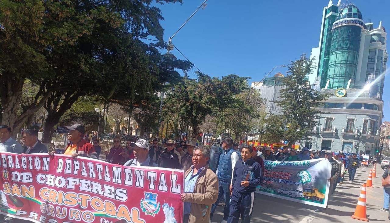 Transportistas de Oruro y Potosí se movilizaron este miércoles contra la eliminación a la subvención del diésel 