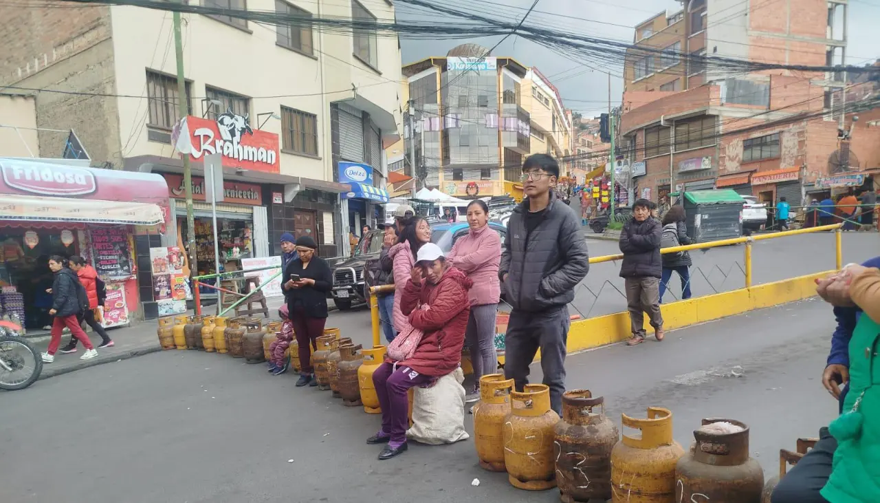 “Necesitamos gas para cocinar”, dicen madres de familia ante la falta de GLP en La Paz
