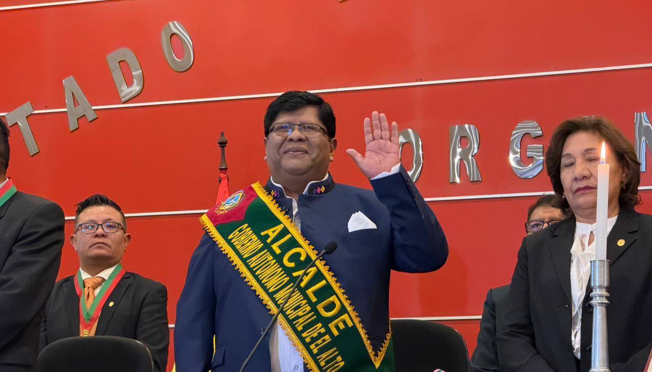 Eliser Roca jura como alcalde de El Alto, la segunda ciudad más poblada de Bolivia 