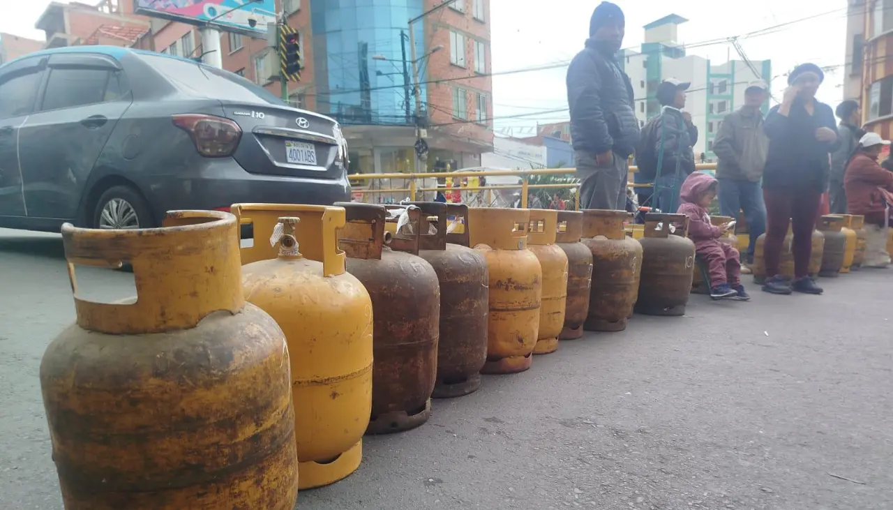 “No tenemos gas”: Vecinos bloquean el Cruce de Villas ante escasez de GLP en La Paz 