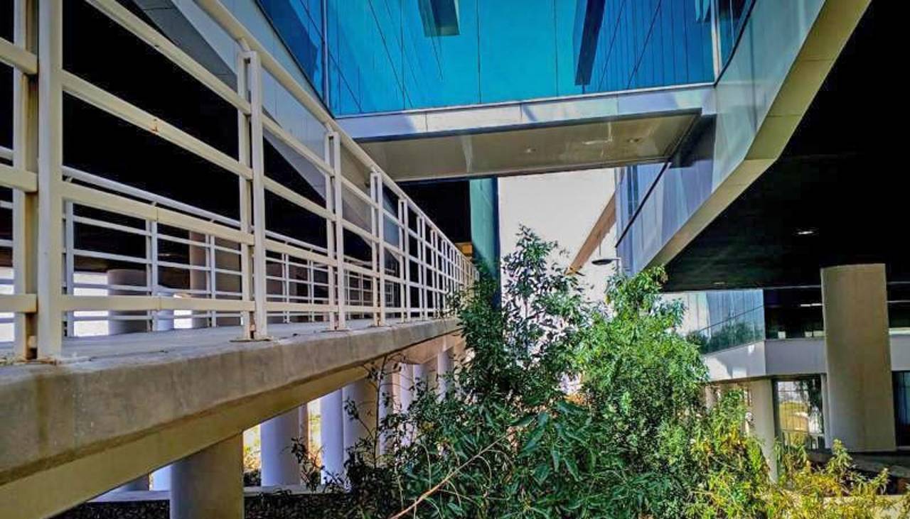 Gobierno inspecciona sede de Unasur, enorme infraestructura que fue abandonada tras su inauguración en 2018