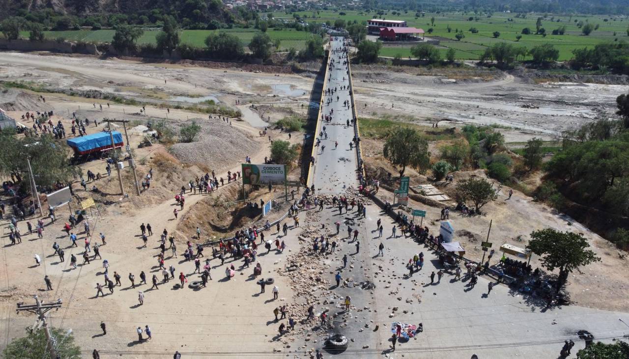 YPFB dice que 300 cisternas están varadas por el bloqueo evista y advierten de riesgos si se exponen al calor