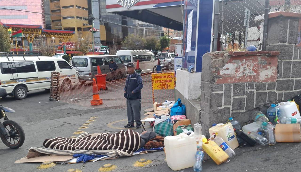 La crisis por el combustible golpea a La Paz: El transporte urbano se reduce al mínimo y los conductores siguen durmiendo en los surtidores