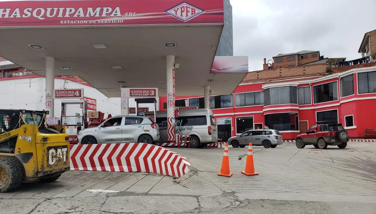 Persisten las largas filas en los surtidores del eje central en medio de la desesperación por la llegada de más combustible