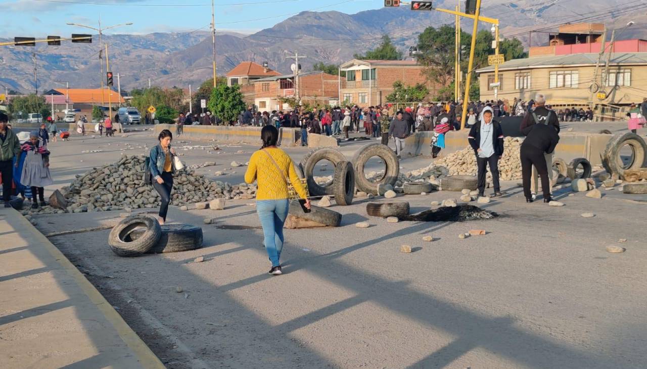 Bloqueos obligan a las personas a caminar varios kilómetros y buscar trasbordo