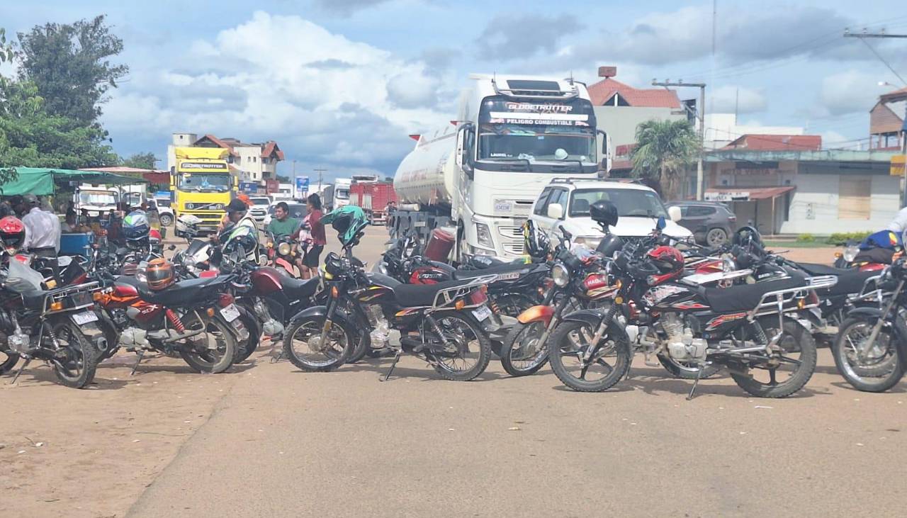 Mototaxistas de Montero exigen al Gobierno una reunión por la calidad de la gasolina y declaran paro indefinido