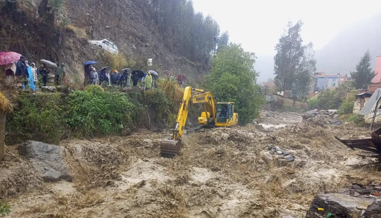 La Paz: Riada causa daños en calles y viviendas tras desborde de un río en Quime
