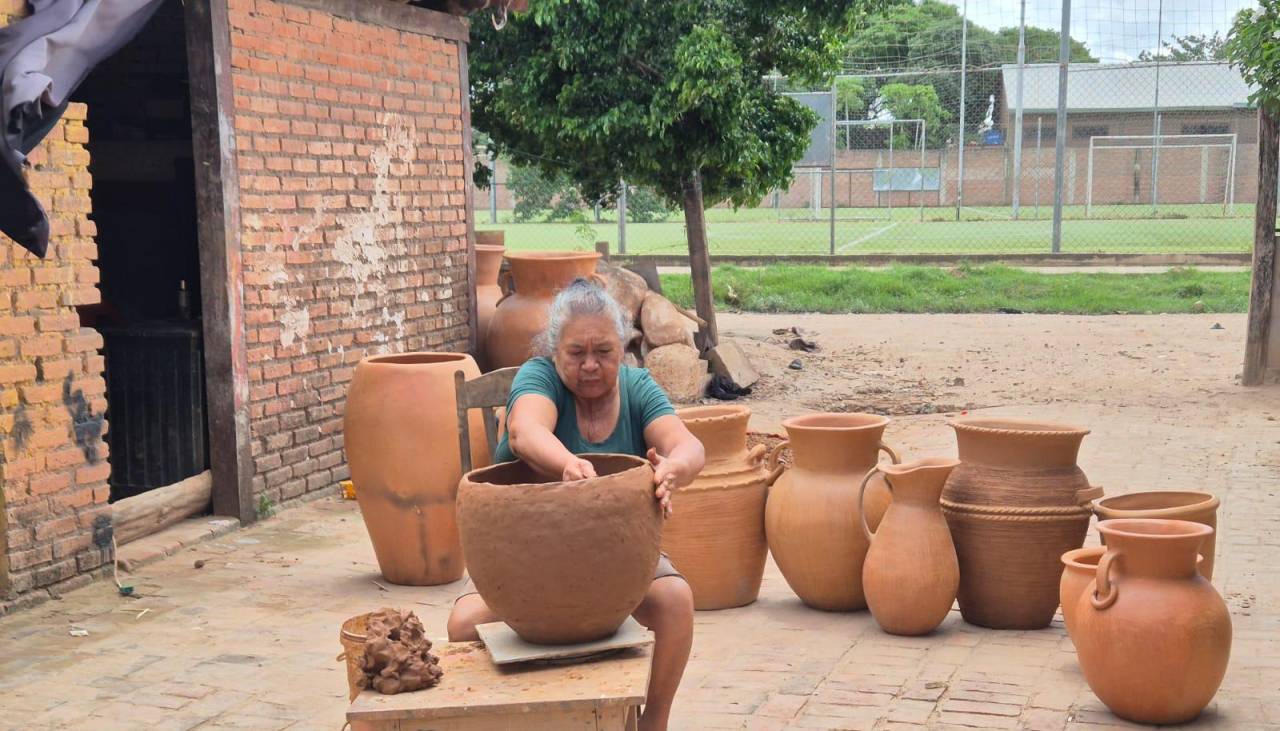 Con manos de artista y corazón humilde, Tomasa Becerra transforma arcilla en obras 