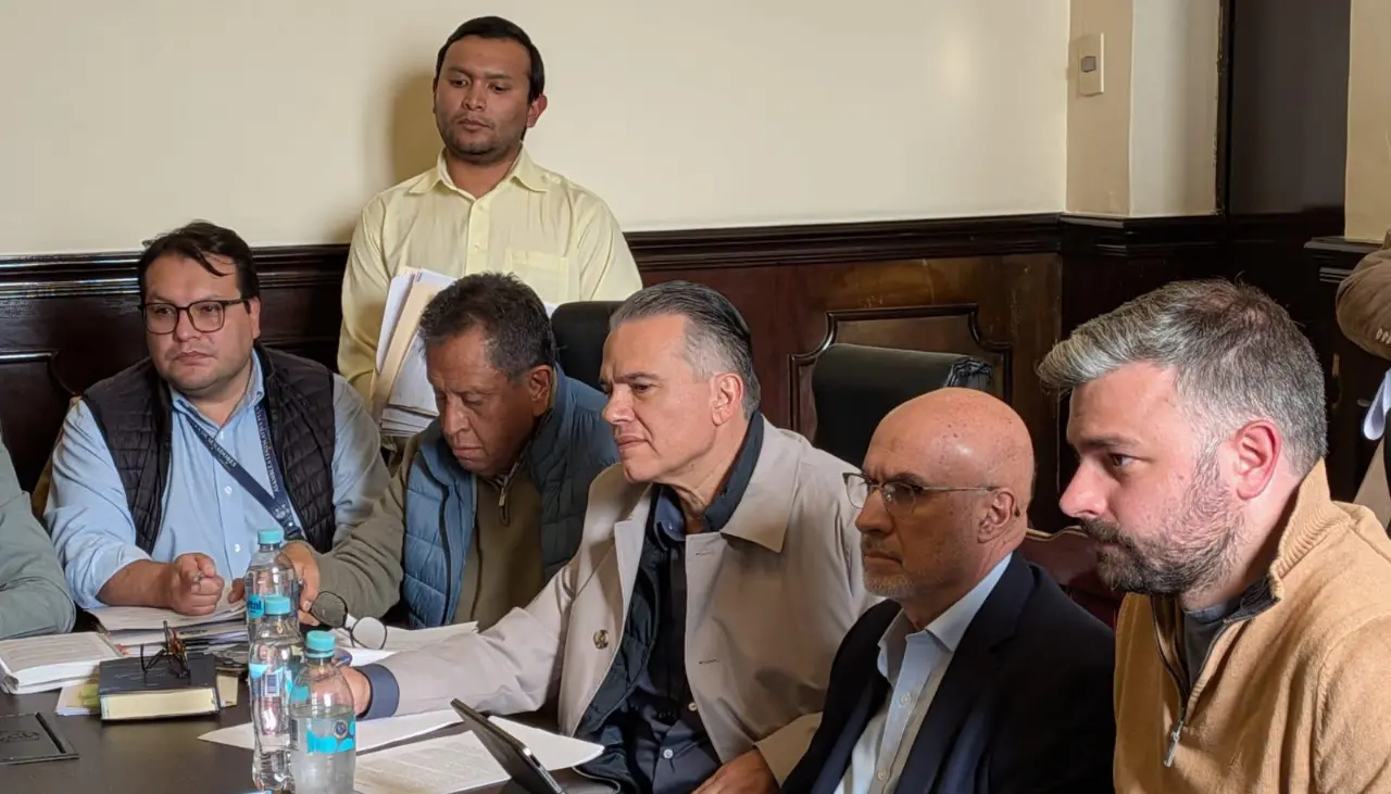 Tres ministros llegan a la Comisión de Constitución del Senado para explicar el reglamento de Estados de excepción