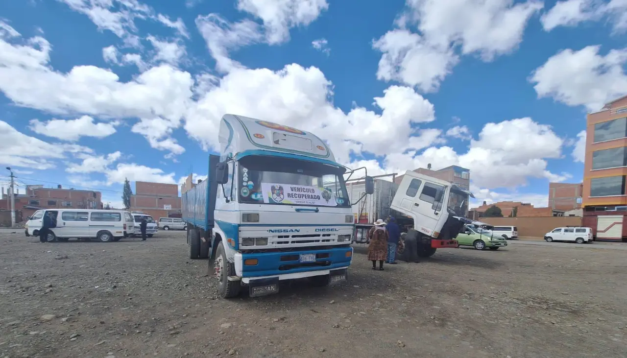 Por falta diésel, ladrones abandonaron un camión robado en El Alto, reporta la Policía 