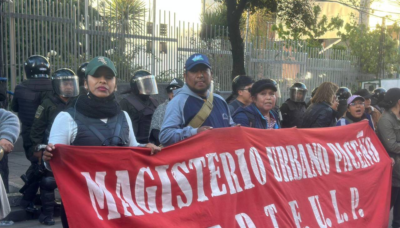 Maestros urbanos protestan en puertas del Ministerio de Educación en La Paz 