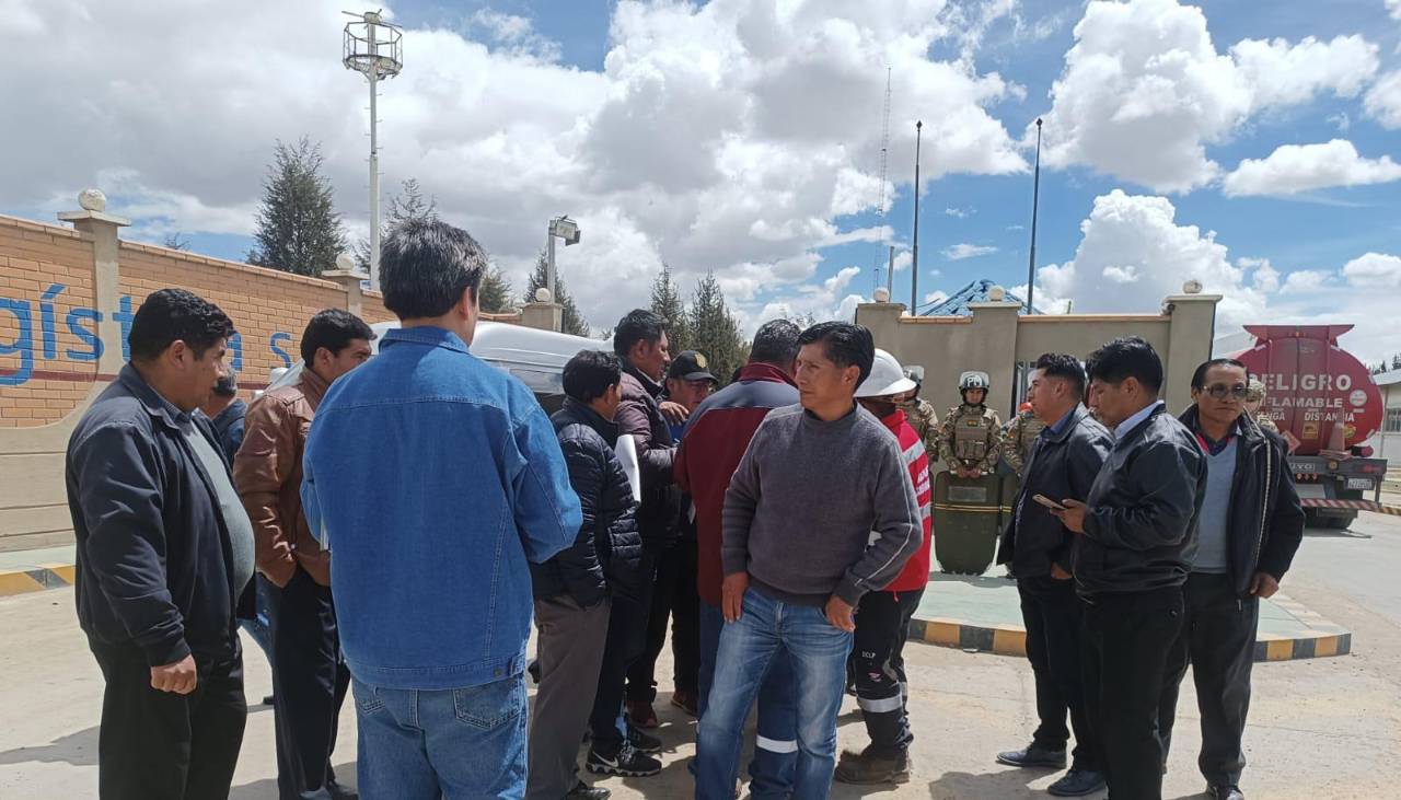 Combustible: Choferes anuncian inspecciones “sorpresa” a surtidores de La Paz y El Alto