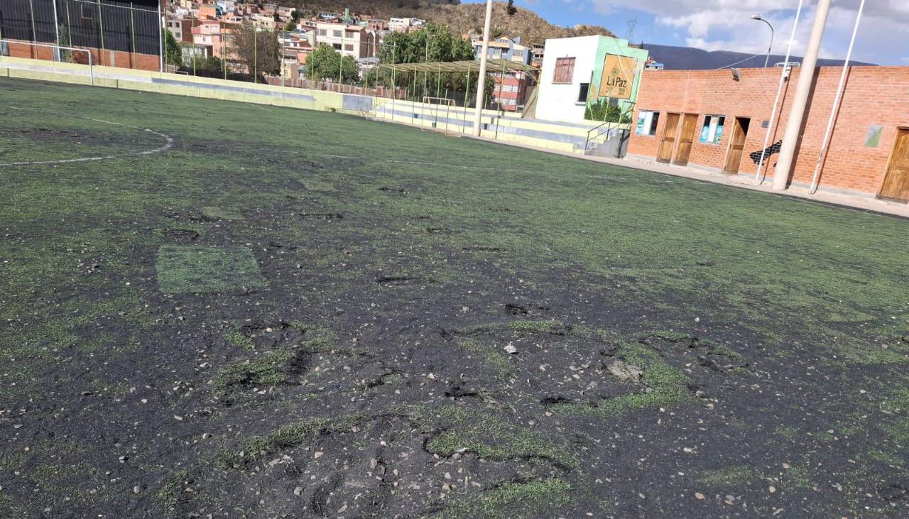 Cazador Urbano: Deportistas denuncian huecos y el mal estado de una cancha de césped sintético en La Paz 
